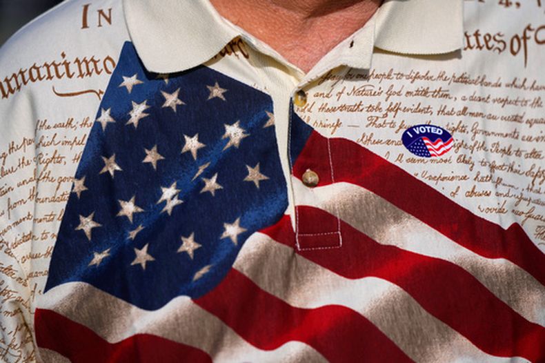 ARCHIVO - Un hombre lleva una pegatina con la frase He votado en su camisa, estampada con una bandera estadounidense y la Constitución de Estados Unidos, tras votar en el centro recreativo Wa-Ke Hatchee en Fort Myers, Florida, el 8 de noviembre de 2022. (AP Foto/Rebecca Blackwell, archivo)