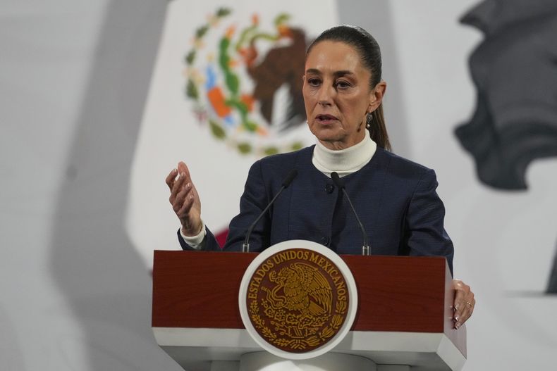 ARCHIVO - La presidenta mexicana Claudia Sheinbaum encabeza su conferencia de prensa de todas las mañanas en Palacio Nacional en Ciudad de México el lunes 3 de febrero de 2025. (AP Foto/Marco Ugarte, Archivo)