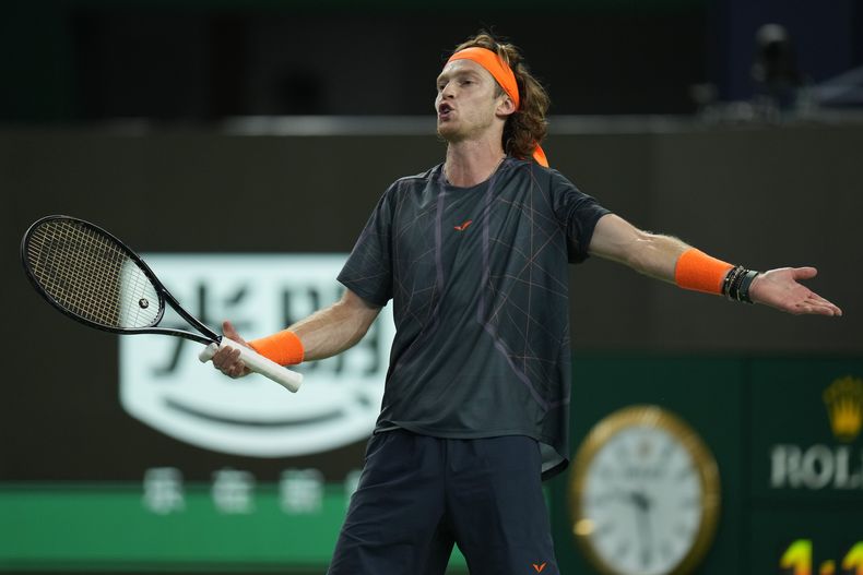 El ruso Andrey Rublev reacciona durante el encuentro de cuartos de final del Masters de Shanghai ante el francés Ugo Humbert el viernes 13 de octubre del 2023. (AP Foto/Andy Wong)