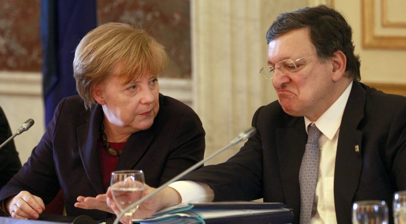 La canciller alemana Angela Merkel, izquierda, con el presidente de la Comisi&oacute;n Europea Jos&eacute; Manuel Barroso en Bruselas el jueves, 20 de marzo del 2014 para tratar de la crisis de Crimea.  (Foto AP/Yves Logghe)