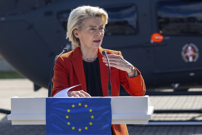 La presidenta de la Comisión Europea, Ursula von der Leyen, habla durante una conferencia de prensa con el presidente de Lituania, Gitanas Nauseda, en la Escuela de Guardas Fronterizos cerca de la frontera entre Lituania y Bielorrusia, cerca del poblado de Medininkai, en el este de la capital, Vilna, en Lituania, el lunes 1 de septiembre de 2025. (AP Foto/Mindaugas Kulbis)