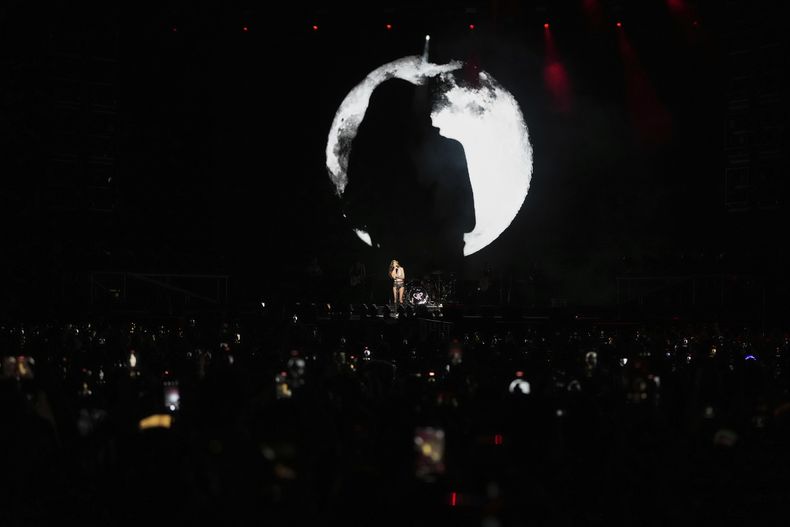 La cantante estadounidense Olivia Rodrigo se presenta durante su gira mundial Guts en la Ciudad de México, el miércoles 2 de abril de 2025. (Foto AP/Eduardo Verdugo)