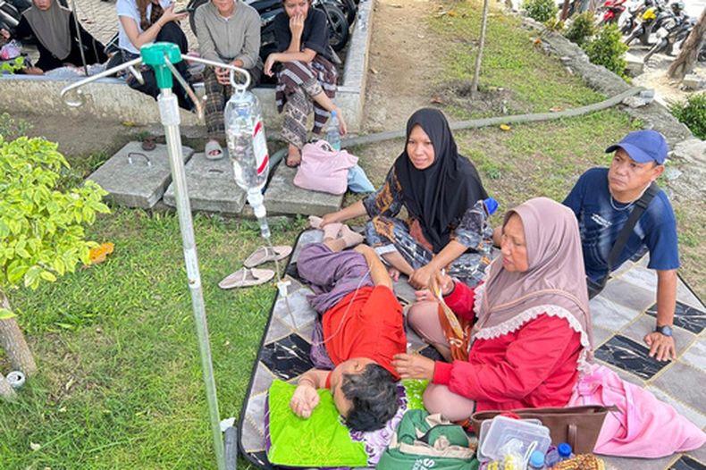 Pacientes evacuados descansan afuera de un hospital local tras un terremoto, el martes 16 de junio de 2026, en Palu, Célebes Central. (AP Foto/Taufan Bustan)