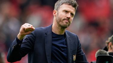 El director técnico del Manchester United, Michael Carrick, celebra tras el partido de fútbol de la Liga Premier inglesa entre el Manchester United y el Liverpool en Mánchester, Inglaterra, el domingo 3 de mayo de 2026. (Foto AP/Dave Thompson)