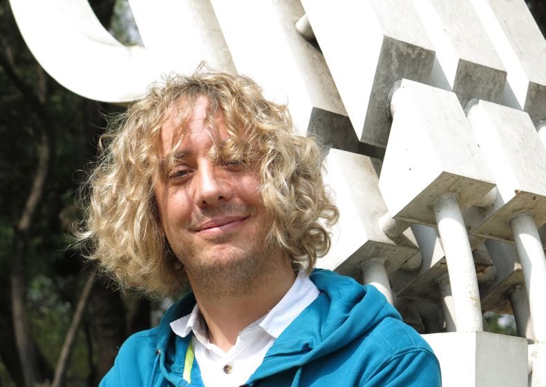 El escritor chileno Jos&eacute; Ignacio Valenzuela, tambi&eacute;n conocido como Chascas, posa durante  una entrevista en la Ciudad de M&eacute;xico, donde promocionaba su nuevo libro, &ldquo;&iquest;De qu&eacute; color es tu sombra?&rdquo;, en la 34a Fer