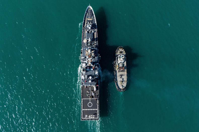 El buque Libra de la marina italiana se aproxima a puerto mientras las autoridades transfieren a 40 inmigrantes sin autorización legal para permanecer en el país hacia centros de detención de inmigrantes gestionados por el gobierno italiano, el 11 de abril de 2025, en Shengjin, Albania.(AP Foto/Vlasov Sulaj, Archivo)