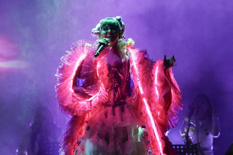 Li Saumet, del grupo electro tropical colombiano Bomba Estero, se presenta durante un concierto gratuito en el Zócalo de la Ciudad de México, el sábado 30 de noviembre de 2024. (Foto AP/Aurea Del Rosario)