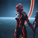 Esta imagen publicada por Disney muestra a Jodie Turner-Smith, en el centro, en una escena de Tron: Ares. (Disney via AP)