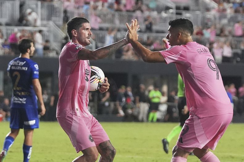 El argentino Rodrigo de Paul festeja su gol con su compañero del Inter Miami, el uruguayo Luis Suárez, en un partido de la Leagues Cup ante Pumas de México, el miércoles 6 de agosto de 2025 (AP Foto/Lynne Sladky)