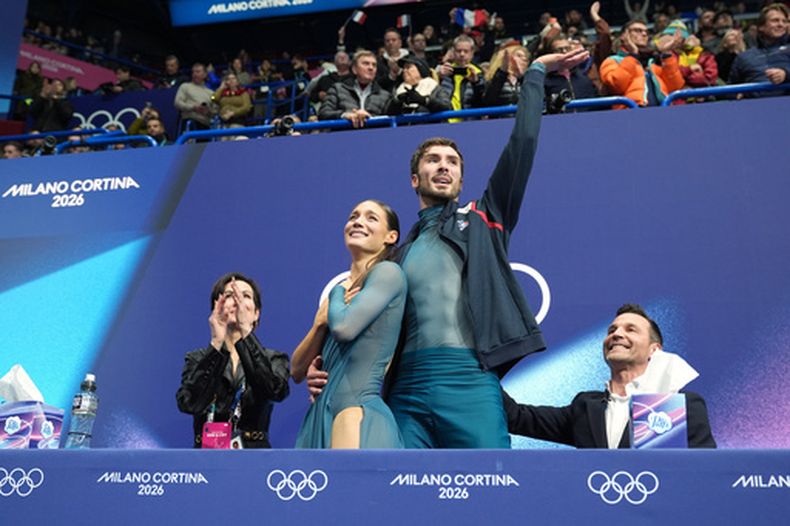 Los franceses Laurence Fournier Beaudry y Guillaume Cizeron reaccionan tras recibir la puntuación con la que ganaron la medalla de or en la danza sobre hielo de los Juegos Olímpicos de Invierno, el miércoles 11 de febrero de 2026, en Milán. (AP Foto/Stephanie Scarbrough)