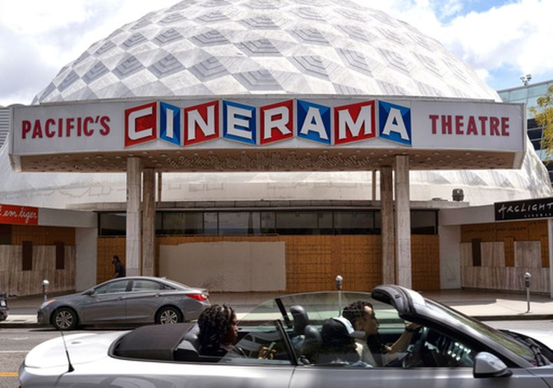 ARCHIVO – Un conductor pasa frente al Cinerama Dome en Los Ángeles el 25 de abril de 2021. (AP Foto/Richard Vogel, Archivo)
