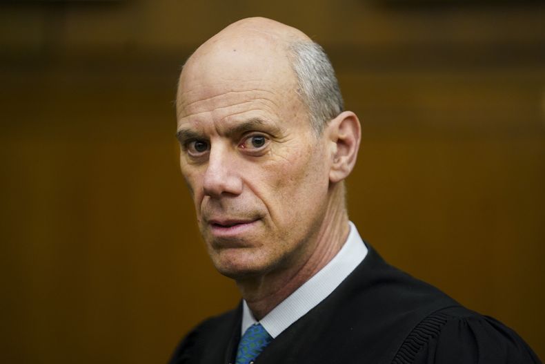 ARCHIVO - El juez federal de distrito James Boasberg, juez principal de la Corte del Distrito de Columbia, para para un retrato en la corte federal E. Barrett Prettyman en Washington, el 16 de marzo de 2023. (Carolyn Van Houten/The Washington Post via AP, Archivo)