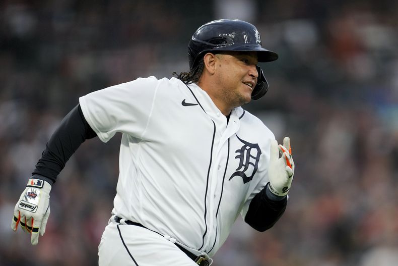 Miguel Cabrera, de los Tigres de Detroit, conectó un doble en contra de los Guardianes de Cleveland en la primera entrada del juego de béisbol, el viernes 29 de septiembre de 2023, en Detroit. (AP Foto/Paul Sancya)