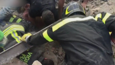 dramatico rescate de sobreviente del terremoto en italia