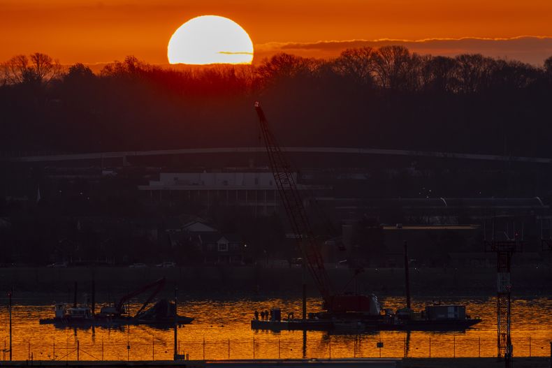 ARCHIVO - Equipos de salvamento trabajan cerca de los restos de una colisión en pleno vuelo entre un avión de American Airlines y un helicóptero Black Hawk en el río Potomac, en el Aeropuerto Nacional Ronald Reagan de Washington, el 4 de febrero de 2025, en Arlington, Virginia. (AP foto/Ben Curtis, archivo)
