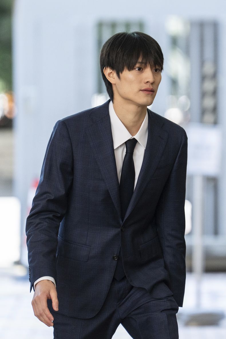 La estrella del J-pop Kenshin Kamimura llega a los Tribunales de Magistrados de West Kowloon para escuchar el veredicto sobre su caso de agresión indecente en Hong Kong, el miércoles 13 de agosto de 2025. (Foto AP/Chan Long Hei)