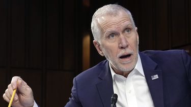 El senador federal Thom Tillis, un republicano, habla durante una reunión de la Comisión de Asuntos Jurídicos del Senado el 16 de febrero de 2023 en el Capitolio en Washington. (AP Foto/Mariam Zuhaib, Archivo)