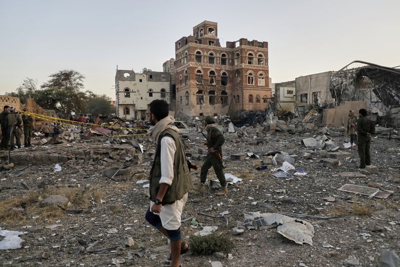 Residentes revisan los escombros después de un ataque aéreo estadounidense, el jueves 20 de marzo de 2025, en Saná, Yemen. (AP Foto)