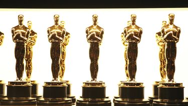 ARCHIVO - Estatuillas de los Oscar aparecen detrás del escenario en los Oscar en Los Ángeles el 26 de febrero de 2017. (Foto Matt Sayles/Invision/AP, archivo)
