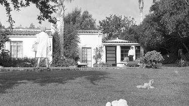 ARCHIVO - El patio trasero de la casa donde vivió Marilyn Monroe después de que fuera encontrada muerta en Hollywood, el 5 de agosto de 1962. El ayuntamiento de Los Angeles votó para declarar la casa como un monumento cultural para impedir que sea demolida por sus propietarios. (Foto AP/Harold Filan, archivo)