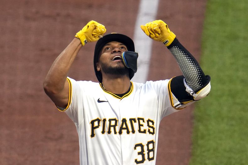 El venezolano de los Piratas de Pittsburgh, Edward Olivares celebra mientras cruza el plato luego de estremecer un grand slam para los Angelinos de Los Ángeles durante la tercera entrada del juego de béisbol en Pittsburgh, el lunes 6 de mayo de 2024. (AP Foto/Gene J. Puskar)