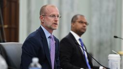 Brendan Carr responde a preguntas durante una audiencia de la Comisión de Comercio, Ciencia y Transporte del Senado sobre la Comisión Federal de Comunicaciones, el 24 de junio de 2020, en Washington. (Jonathan Newton/The Washington Post vía AP, Pool, Archivo)