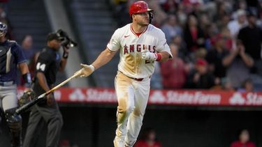 Mike Trout, de los Angelinos de Los Ángeles, lanza el bate después de conectar un cuadrangular durante la tercera entrada del juego de béisbol en contra de los Rays de Tampa Bay, el lunes 8 de abril de 2024, en Anaheim, California. (AP Foto/Ryan Sun)