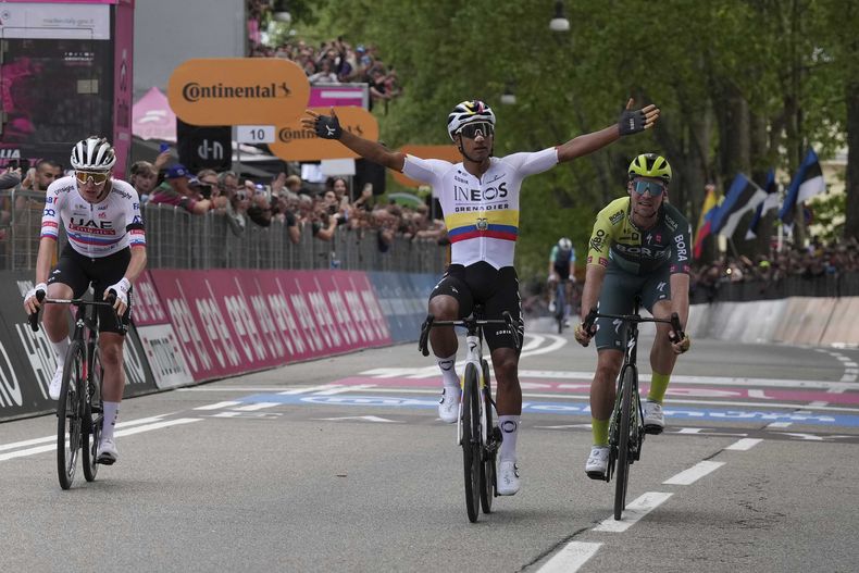 El ecuatoriano Jhonatan Narváez celebra mientras llega a la meta para ganar la etapa 1 del Giro de Italia desde Venaria Reale a Turín, Italia, el sábado 4 de mayo de 2024. (Gian Mattia DAlberto/LaPresse vía AP)