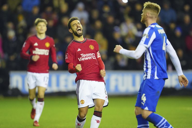 Bruno Fernandes del Manchester United celebra tras anotar el segundo gol de su equipo en el encuentro de la tercera ronda de la Copa FA ante el Wigan el lunes 8 de enero del 2024. (AP Foto/Jon Super)