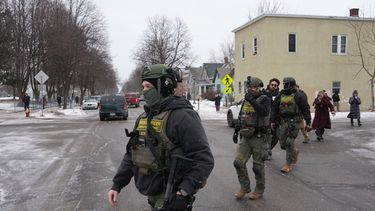 Agentes federales patrullan un barrio en St. Paul, Minnesota el viernes 16 de enero de 2026. (AP Foto/Adam Gray)