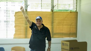 El expresidente de Panamá, Ricardo Martinelli, muestra su papeleta durante la elección interna de su partido Realizando Metas para elegir al candidato presidencial para las próximas elecciones generales de mayo, en la Ciudad de Panamá, el domingo 4 de junio de 2023. Martinelli, un magnate de supermercados de 71 años que busca regresar al poder, espera el veredicto de la justicia en un proceso por presunto lavado de dinero. (Foto AP/Arnulfo Franco)