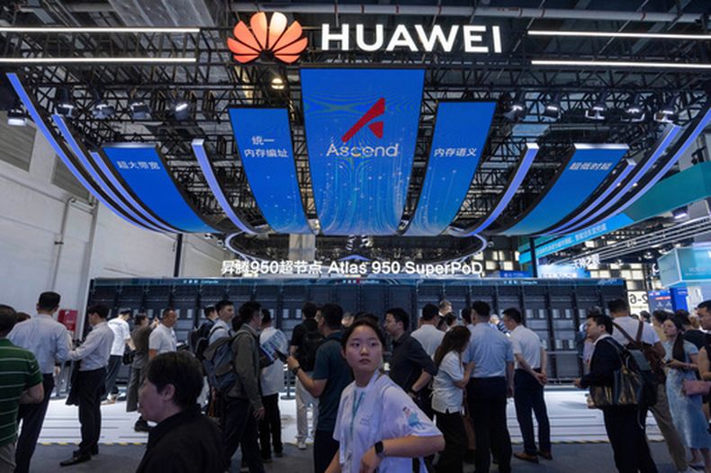 Visitantes pasan por el puesto de Huawei que muestra el Atlas 950 SuperPoD durante la World AI Conference in Shanghái, China, el 17 de julio de 2026. (AP Foto/Ng Han Guan)