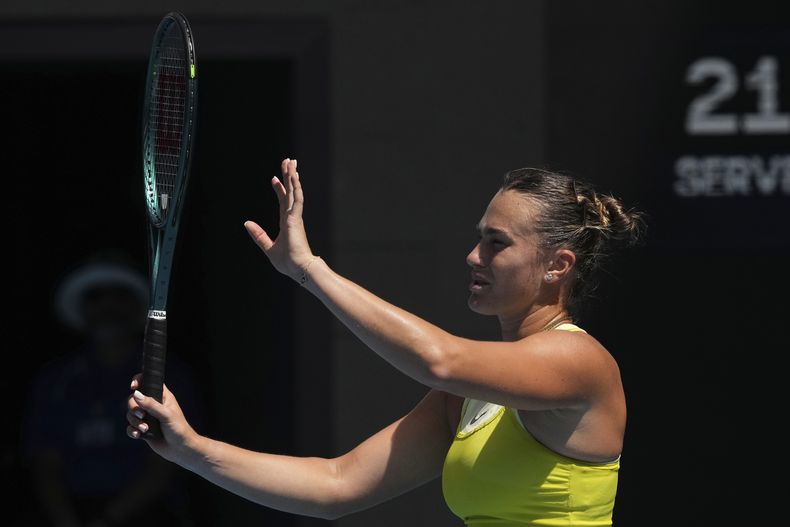 La bielorrusa Aryna Sabalenka reacciona durante un partido de cuarta ronda contra la rusa Mirra Andreeva en el Abierto de Australia de tenis en Melbourne, Australia, el domingo 19 de enero de 2025. (AP Foto/Mark Baker)