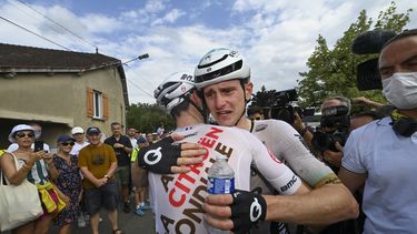 Matej Mohoric, ganador de la 19ma etapa, llora tras ser abrazado por el australiano Ben OConnor al concluir la etapa de 173 kilómetros entre Moirans-en-Montagne y Poligny, Francia el viernes 21 de julio del 2023. (Tim De Waele/Pool Photo via AP)