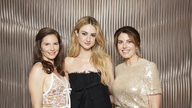 Amanda Knox, de izquierda a derecha, Grace Van Patten y Monica Lewinsky posan para un retrato para promocionar The Twisted Tale of Amanda Knox el martes 19 de agosto de 2025, en Nueva York. (Foto Matt Licari/Invision/AP)
