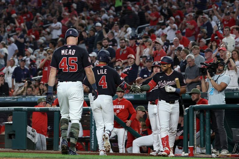 Daylen Lile (4) es felicitado por el venezolano Yorbit Vivas luego de pegar un jonrón de dos carreras ante los Orioles de Baltimore, el viernes 15 de mayo de 2026 (AP Foto/Terrance Williams)