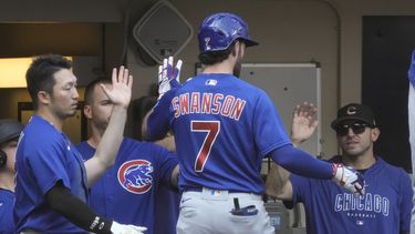 Dansby Swanson, de los Cachorros de Chicago, recibe la felicitación de sus compañeros después de su jonrón en la tercera entrada del partido ante los Cerveceros de Milwaukee, el martes 4 de julio de 2023, en Milwaukee. (AP Foto/Morry Gash)