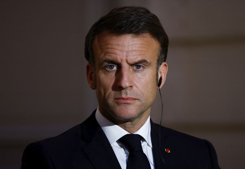El presidente francés Emmanuel Macron durante una conferencia de prensa conjunta con su homólogo serbio Aleksandar Vucic, en París, el 8 de abril de 2024. (Sarah Meyssonnier/Pool vía AP)