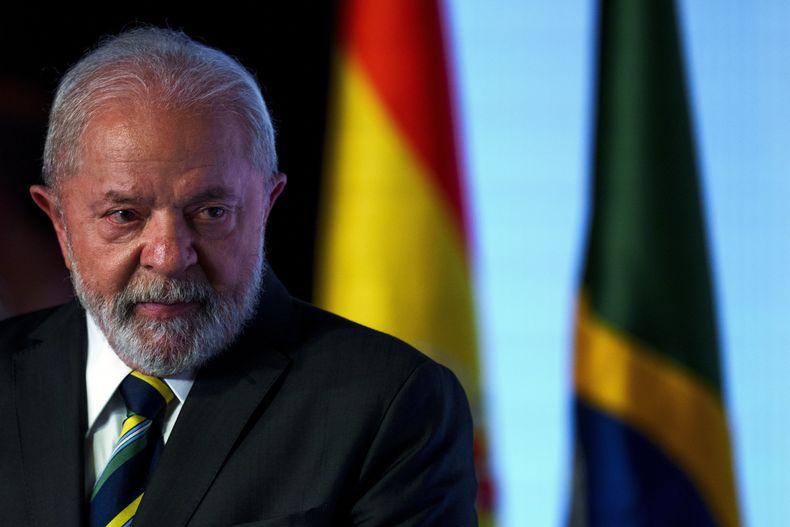 El presidente brasileño Luis Inácio Lula da Silva asiste a una reunión de empresarios en la Casa América en Madrid, el martes 25 de abril de 2023. (AP Foto/Manu Fernández)
