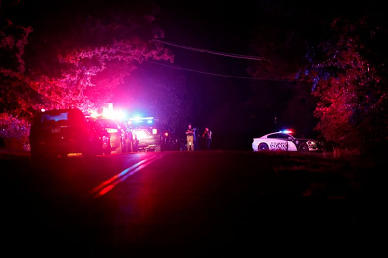 Policías cortan una zona cerca del S. Air Depot boulevard en Edmond, Oklahoma, tras un tiroteo en una zona de acampada en Lake Arcadia, el sábado 3 de mayo de 2026. (AP Foto/Alonzo Adams)