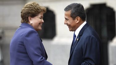 americateve | El presidente de Per&uacute; Ollanta Humala da la bienvenida a la mandataria brasile&ntilde;a Dilma Rousseff al llegar al palacio de gobierno en Lima, el lunes 11 de noviembre de 2013. (Foto  AP)