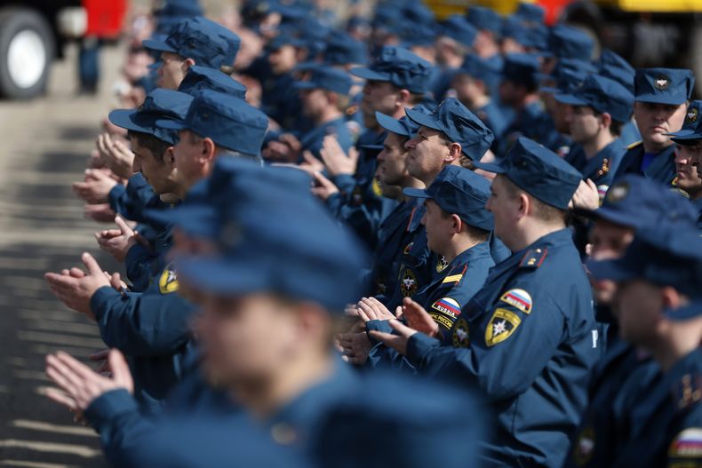 Rescatistas de Crimea aplauden durante una reuni&oacute;n con el ministro de Situaciones d Emergencia ruso Vladimir Puchkov en Simferopol, Crimeael martes 25 de marzo de 2014. La regi&oacute;n sufri&oacute; escasez de electricidad porque Ucrania retir&oac