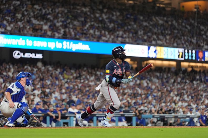 Michael Harris II, de los Bravos de Atlanta, observa su doble productor durante la séptima entrada del Juego 2 de la Serie Divisional de la Liga Nacional frente a los Dodgers de Los Ángeles, el domingo 4 de octubre de 2026, en Los Ángeles. (AP Foto/Mark J. Terrill)