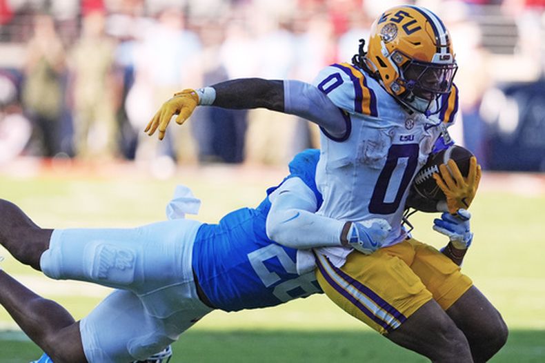 ARCHIVO - Zavion Thomas, receptor de LSU, es derribado por Tahj Chambers, linebacker de Mississippi, en el encuentro del 27 de septiembre de 2025 (AP Foto/Rogelio V. Solis, archivo)