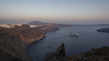 ARCHIVO - Ruinas de un asentamiento en la isla griega de Santorini, el miércoles 15 de junio de 2022. (AP Foto/Petros Giannakouris, Archivo)