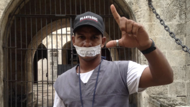 el regimen cubano detiene, golpea e intenta vestir de preso a maykel castillo