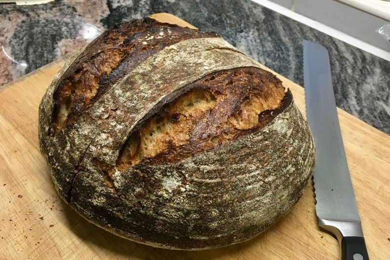 ARCHIVO - Una barra de pan de masa fermentada recién horneada en una casa de Londres. (Matt Kemp vía AP, archivo)