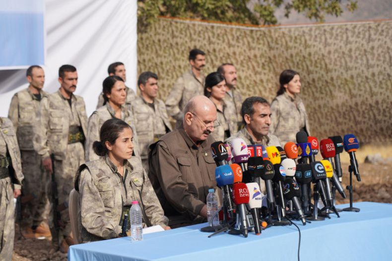 Combatientes del Partido de los Trabajadores del Kurdistán (PKK), que supuestamente se retiraron de Turquía con sus armas, durante una ceremonia en la zona de Qandil, en el norte de Irak, el domingo 26 de octubre de 2025. (Foto AP/Rashid Yahya, Archivo)