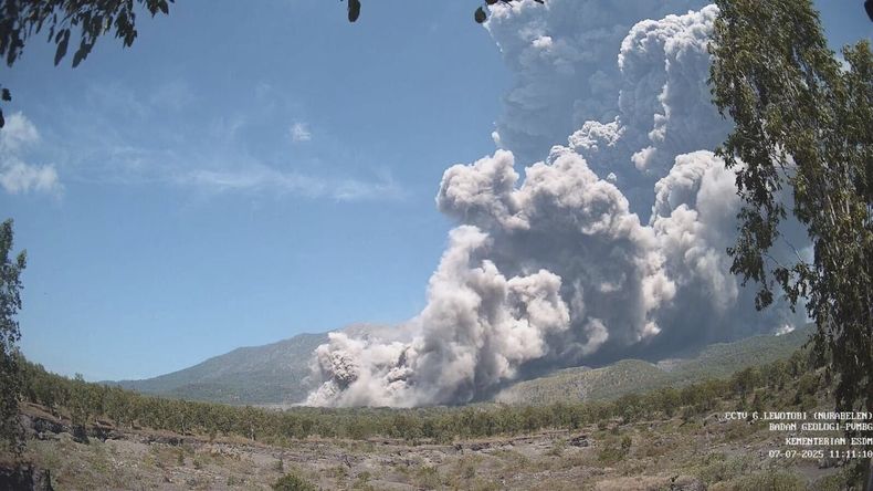 En esta foto publicada por la Agencia Geológica (Badan Geologi) del Ministerio indonesio de Energía y Recursos Minerales, el monte Lewotobi Laki Laki expulsa material volcánico durante la erupción en East Flores, Indonesia, el lunes 7 de julio de 2025. La marca de agua en la esquina inferior derecha dice: CCTV monte Lewotobi, Agencia Geológica, Ministerio de Energía y Recursos Minerales, con la fecha y la hora. (Badan Geologi via AP)