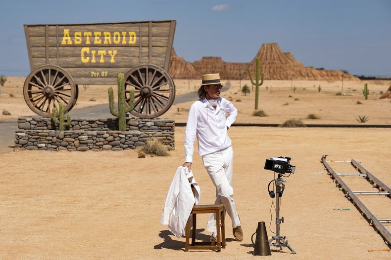 En esta imagen proporcionada por Focus Features el guionista y director Wes Anderson en el plató de Asteroid City. (Roger Do Minh/Focus Features vía AP)